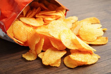 Açık pakette patates cipsi, Crips için baharatlı barbekü sosu, ince dilimlenmiş kızarmış fast food..
