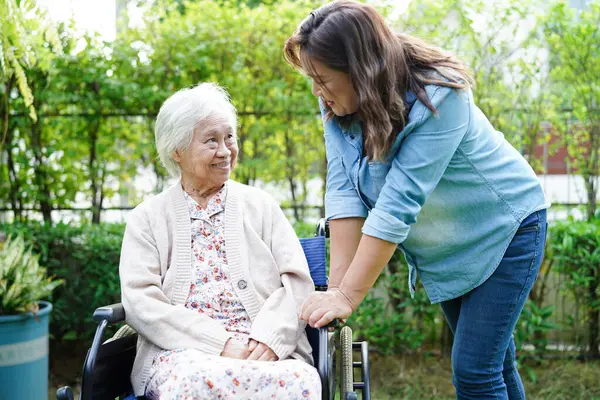 Vårdgivare Hjälp Asiatiska Äldre Kvinna Funktionshinder Patient Sitter Rullstol Parken Royaltyfria Stockfoton