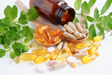 Alternatif ilaç bitkisel organik kapsül E omega 3 vitamini balık yağı, mineral, bitki yapraklı ilaç sağlıklı yaşam için doğal destek.