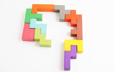 Mantıklı düşünme ve problem çözme problemi yaratıcı iş konsepti, tahta yapboz geometrik blok şekli. 