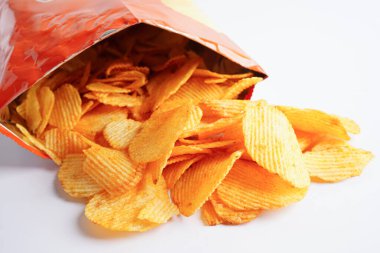 Açık pakette patates cipsi, Crips için baharatlı barbekü sosu, ince dilimlenmiş kızarmış fast food..