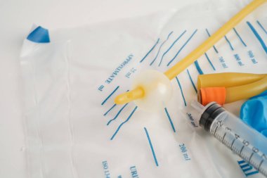 Foley kateteri ve idrar boşaltma torbası sakatlık veya hastanede yatan hasta için idrar topluyor..