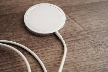 Kablosuz şarj aleti, manyetik şarj modern cep telefonu ekipmanı.