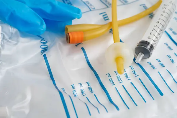 Foley kateteri ve idrar boşaltma torbası sakatlık veya hastanede yatan hasta için idrar topluyor..