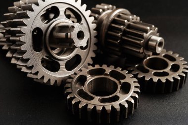 Metal dişli tekerlek motor araba ve bisiklet, mekanik endüstrisi konsepti.  