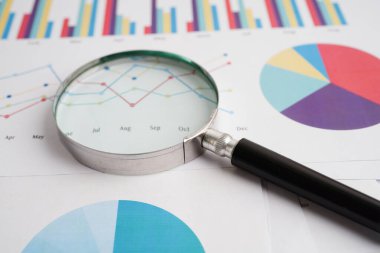 Grafik kağıdındaki büyüteç. Mali kalkınma, Bankacılık Hesabı, İstatistikler, Yatırım Analitik Araştırma Veri Ekonomisi.