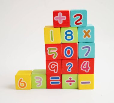 Matematik ve eğitim matematiği öğrenmek için tahta blok küpleri.