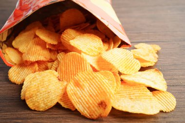 Açık pakette patates cipsi, Crips için baharatlı barbekü sosu, ince dilimlenmiş kızarmış fast food..