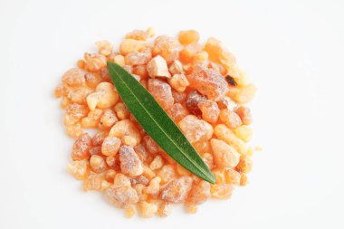 Tütsü ya da olibanum aromatik reçine tütsü ve parfümlerde kullanılan beyaz arka planda izole edilmiş..