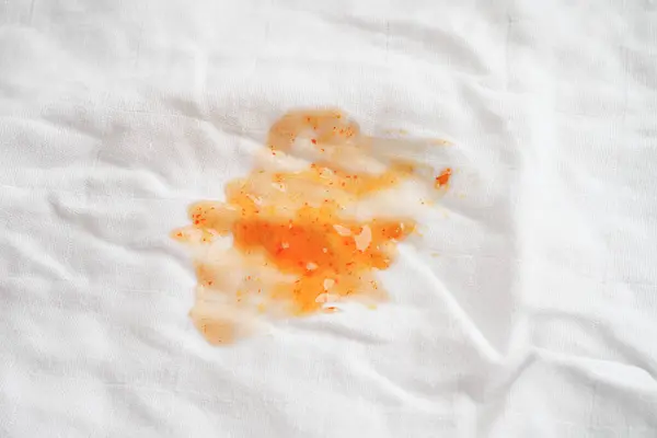 抹布上的辣椒酱污渍用洗衣粉洗净 清洁家务活的概念 — 图库照片