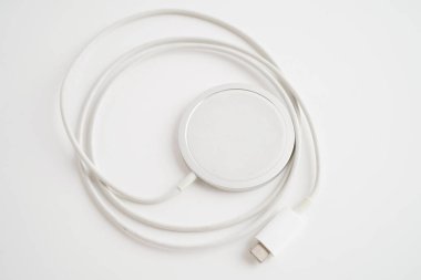 Kablosuz şarj aleti, manyetik şarj modern cep telefonu ekipmanı.