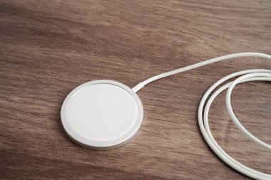 Kablosuz şarj aleti, manyetik şarj modern cep telefonu ekipmanı.