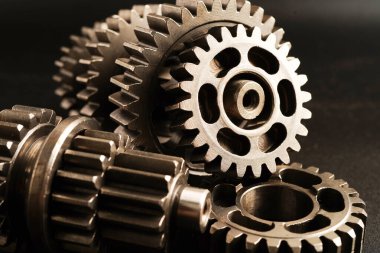 Metal dişli tekerlek motor araba ve bisiklet, mekanik endüstrisi konsepti.  