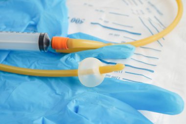 Foley kateteri ve idrar boşaltma torbası sakatlık veya hastanede yatan hasta için idrar topluyor..