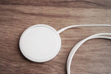 Kablosuz şarj aleti, manyetik şarj modern cep telefonu ekipmanı.