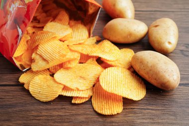 Patates cipsi, leziz BBQ baharatlı Crips, ince dilimlenmiş kızarmış abur cubur fast food.