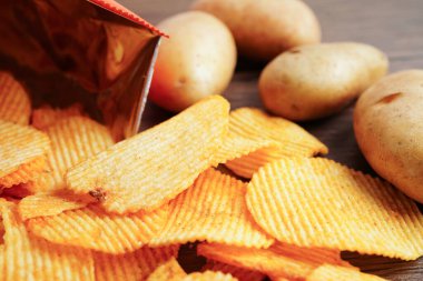 Açık pakette patates cipsi, Crips için baharatlı barbekü sosu, ince dilimlenmiş kızarmış fast food..
