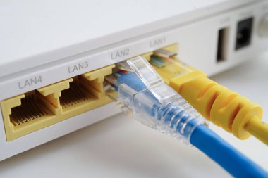İnternet servis sağlayıcısına bağlı ethernet kablosu. 