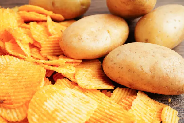 Patates cipsi, leziz BBQ baharatlı Crips, ince dilimlenmiş kızarmış abur cubur fast food.