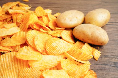 Patates cipsi, leziz BBQ baharatlı Crips, ince dilimlenmiş kızarmış abur cubur fast food.