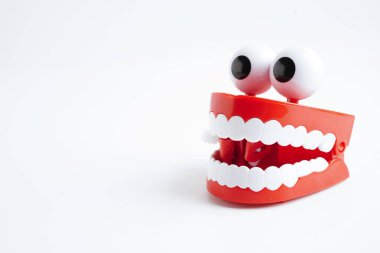 Diş sağlığı için takma dişli komik kırmızı dişler..