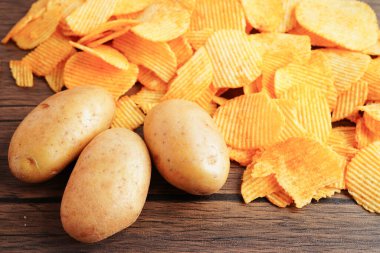 Patates cipsi, leziz BBQ baharatlı Crips, ince dilimlenmiş kızarmış abur cubur fast food.