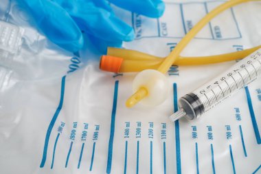 Foley kateteri ve idrar boşaltma torbası sakatlık veya hastanede yatan hasta için idrar topluyor..