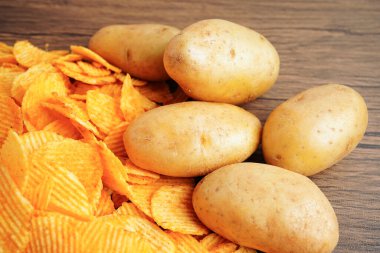 Patates cipsi, leziz BBQ baharatlı Crips, ince dilimlenmiş kızarmış abur cubur fast food.