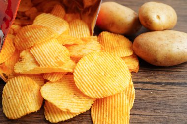 Patates cipsi, leziz BBQ baharatlı Crips, ince dilimlenmiş kızarmış abur cubur fast food.