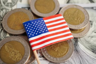 Para ve banknot üzerinde ABD bayrağı, finans yatırımı ticari para birimi kavramı.