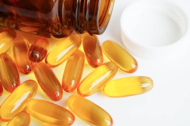 Omega 3 vitaminli kapsüllerde balık yağı ya da morina yağı jölesi.