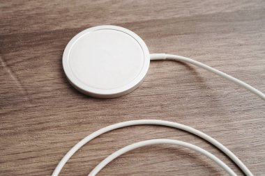 Kablosuz şarj aleti, manyetik şarj modern cep telefonu ekipmanı.