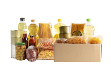 Bağış kutusundaki yiyecekler, insanlara yardım etmek için beyaz arka planda izole edilmiş..