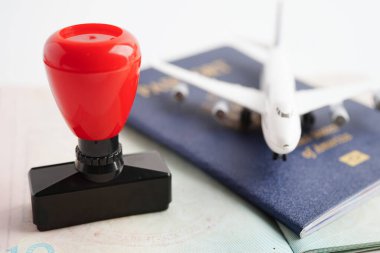 Vize ve pasaport belgesi, ülkedeki havaalanındaki göçmenlik bürosuna.. 