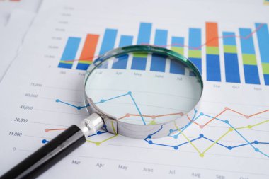 Grafik kağıdındaki büyüteç. Mali kalkınma, Bankacılık Hesabı, İstatistikler, Yatırım Analitik Araştırma Veri Ekonomisi.