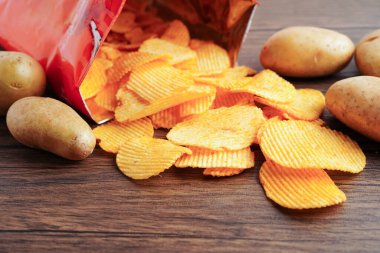 Patates cipsi, leziz BBQ baharatlı Crips, ince dilimlenmiş kızarmış abur cubur fast food.