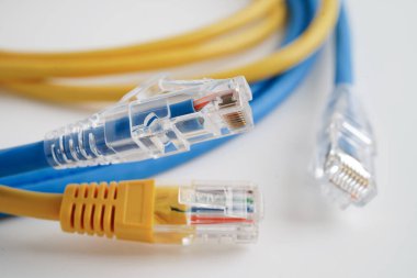 İnternet servis sağlayıcısına bağlanmak için ethernet kablosu.
