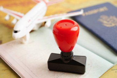 Vize ve pasaport belgesi, ülkedeki havaalanındaki göçmenlik bürosuna.. 