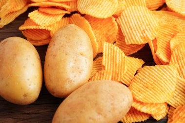 Patates cipsi, leziz BBQ baharatlı Crips, ince dilimlenmiş kızarmış abur cubur fast food.