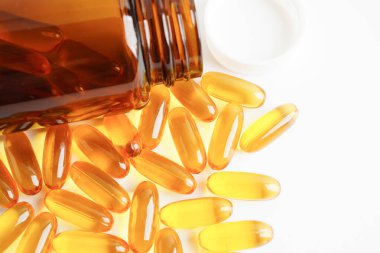Omega 3 vitaminli kapsüllerde balık yağı ya da morina yağı jölesi. 