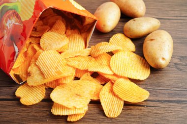 Açık pakette patates cipsi, Crips için baharatlı barbekü sosu, ince dilimlenmiş kızarmış fast food..