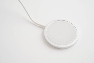 Kablosuz şarj aleti, manyetik şarj modern cep telefonu ekipmanı.