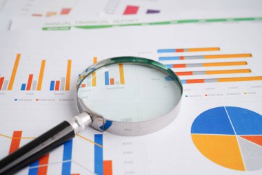 Grafik kağıdındaki büyüteç. Mali kalkınma, Bankacılık Hesabı, İstatistikler, Yatırım Analitik Araştırma Veri Ekonomisi.