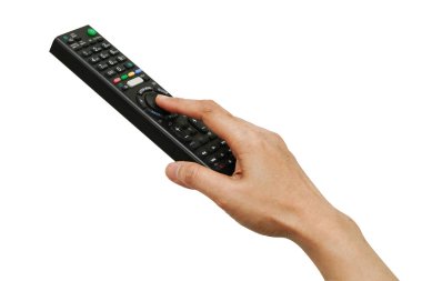 Asyalı kadın, televizyondaki uzaktan kumanda tuşuna basmak için sol elin parmağını kullanıyor. Beyaz arkaplanda kırpma yolu ile izole edilmiş..