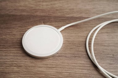 Kablosuz şarj aleti, manyetik şarj modern cep telefonu ekipmanı.