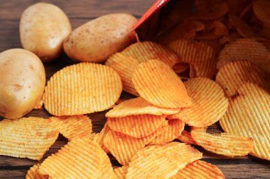 Patates cipsi, leziz BBQ baharatlı Crips, ince dilimlenmiş kızarmış abur cubur fast food.