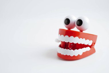 Diş sağlığı için takma dişli komik kırmızı dişler..