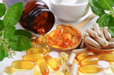 Alternatif ilaç bitkisel organik kapsül E omega 3 vitamini balık yağı, mineral, bitki yapraklı ilaç sağlıklı yaşam için doğal destek.