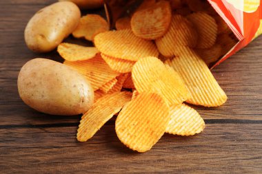 Patates cipsi, leziz BBQ baharatlı Crips, ince dilimlenmiş kızarmış abur cubur fast food.