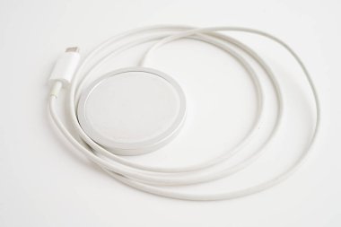 Kablosuz şarj aleti, manyetik şarj modern cep telefonu ekipmanı.
